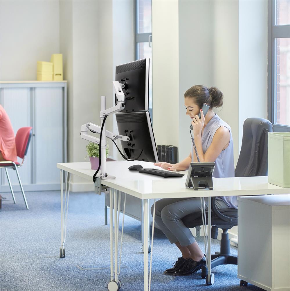 Ergotron Braccio per doppio monitor sovrapposto a palo alto da scrivania LX
