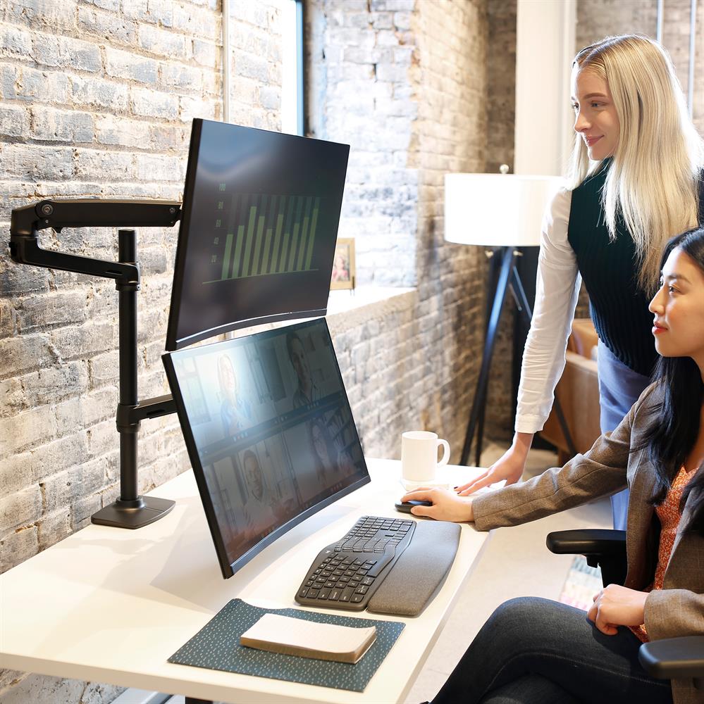 Ergotron Braccio per doppio monitor sovrapposto a palo alto da scrivania LX