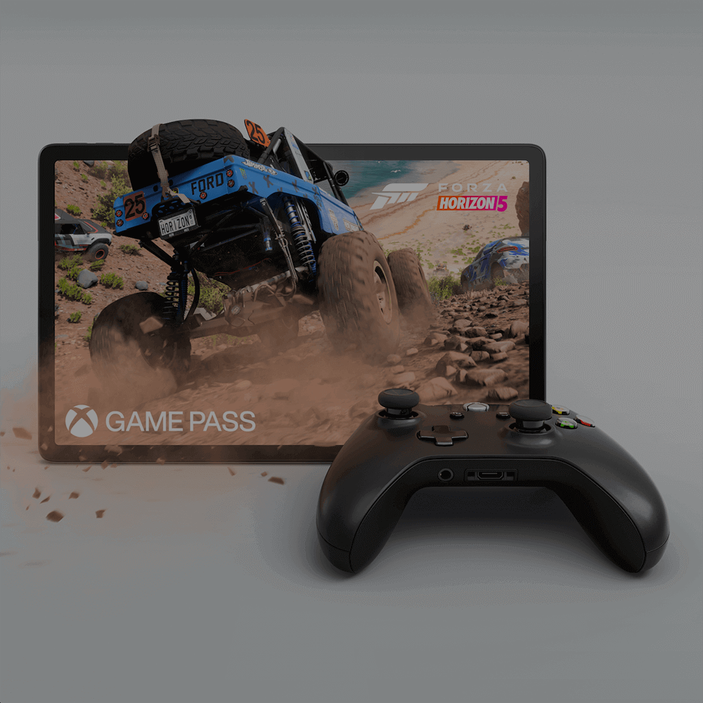 Tablet per il gaming con effetto di realtà virtuale sullo schermo e joystick.