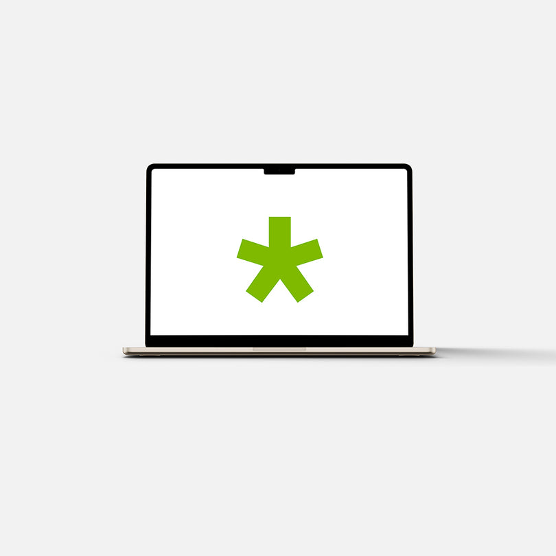 Notebook aperto con asterisco di Ferrari Computer sullo schermo.