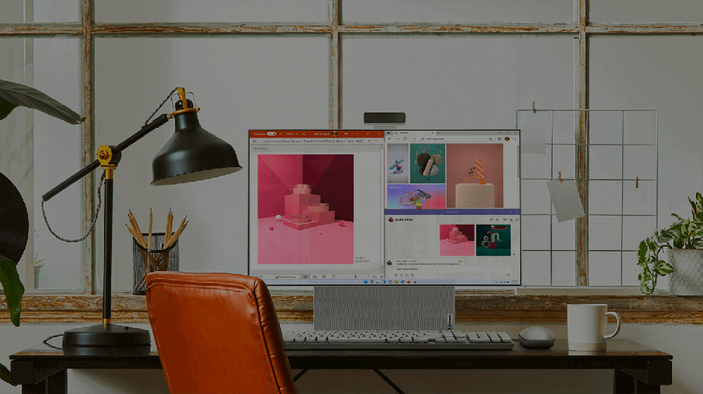 Dettaglio di una workstation grafica con monitor acceso su un software di progettazione grafica e con arredamento da ufficio.