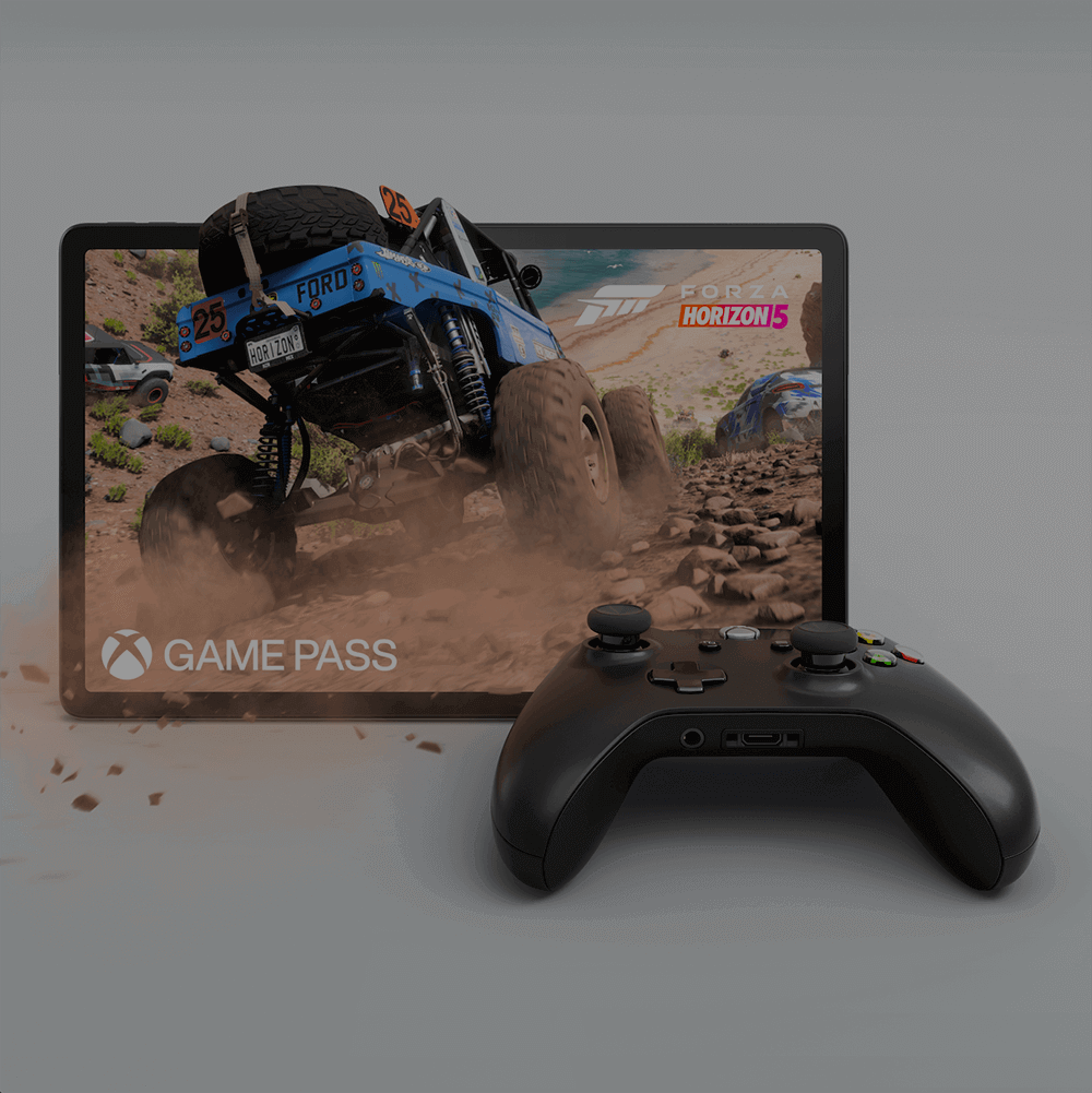 Tablet per il gaming con effetto di realtà virtuale sullo schermo e joystick. 